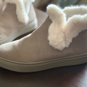Cute, cozy, unworn Cougar winter boots with faux-fur trim